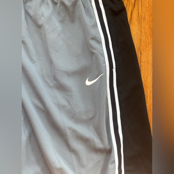 Nike Loose Fit Black and Gray Shorts - Picture 4 of 4